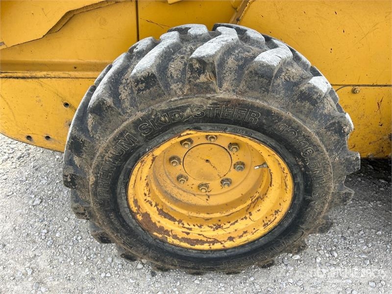 John Deere 250 Lietoti riteņu kompaktiekrāvēji