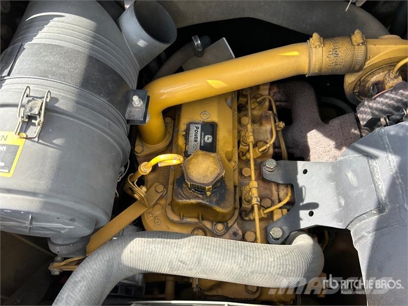 John Deere 250 Lietoti riteņu kompaktiekrāvēji