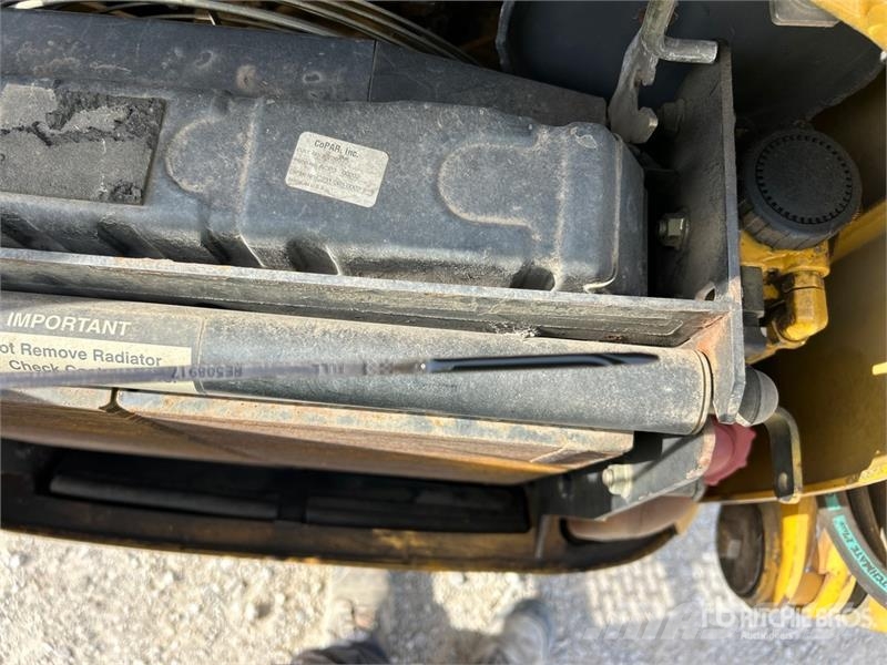 John Deere 250 Lietoti riteņu kompaktiekrāvēji