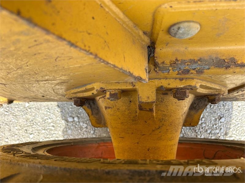 John Deere 250 Lietoti riteņu kompaktiekrāvēji