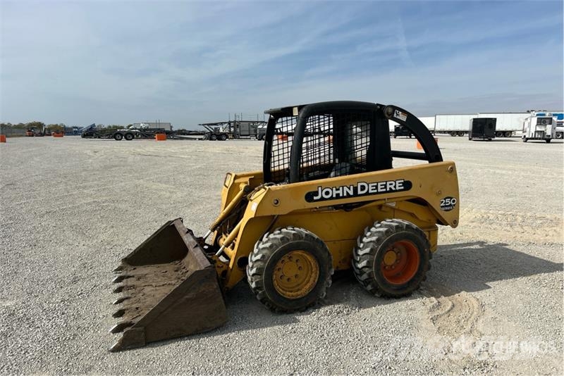 John Deere 250 Lietoti riteņu kompaktiekrāvēji