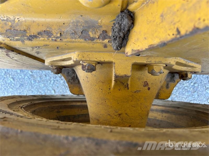 John Deere 250 Lietoti riteņu kompaktiekrāvēji