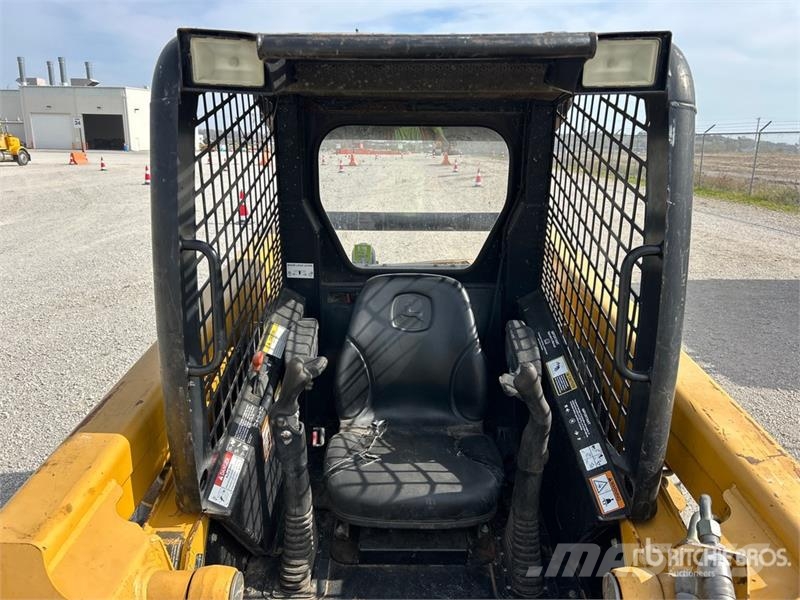 John Deere 250 Lietoti riteņu kompaktiekrāvēji