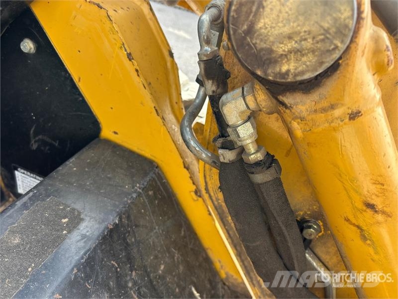 John Deere 250 Lietoti riteņu kompaktiekrāvēji