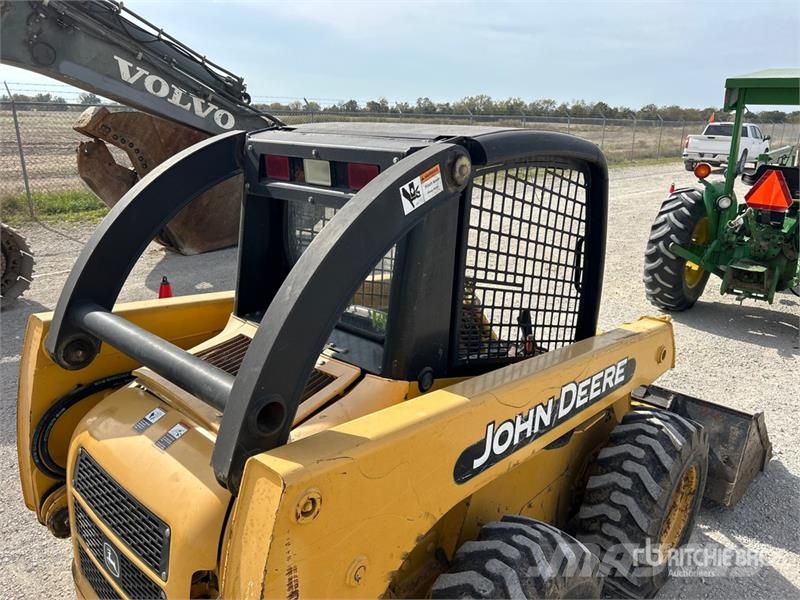 John Deere 250 Lietoti riteņu kompaktiekrāvēji