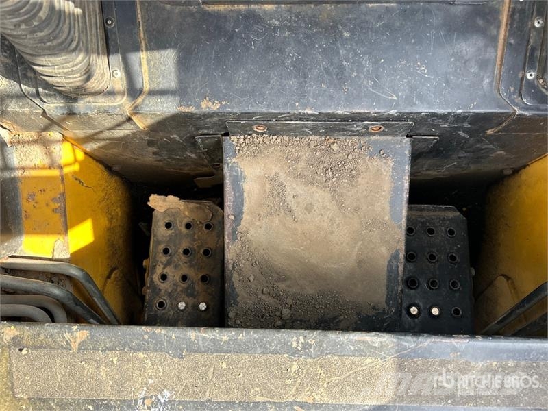 John Deere 250 Lietoti riteņu kompaktiekrāvēji