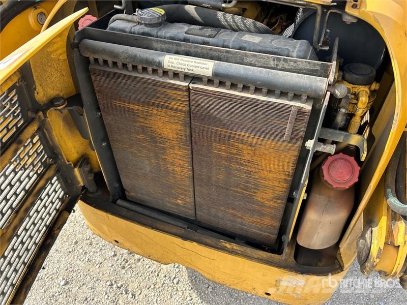 John Deere 250 Lietoti riteņu kompaktiekrāvēji