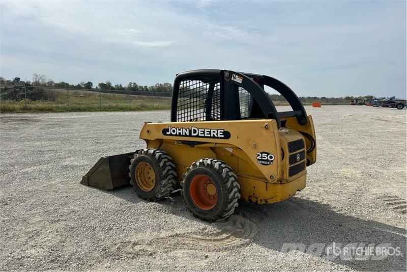 John Deere 250 Lietoti riteņu kompaktiekrāvēji