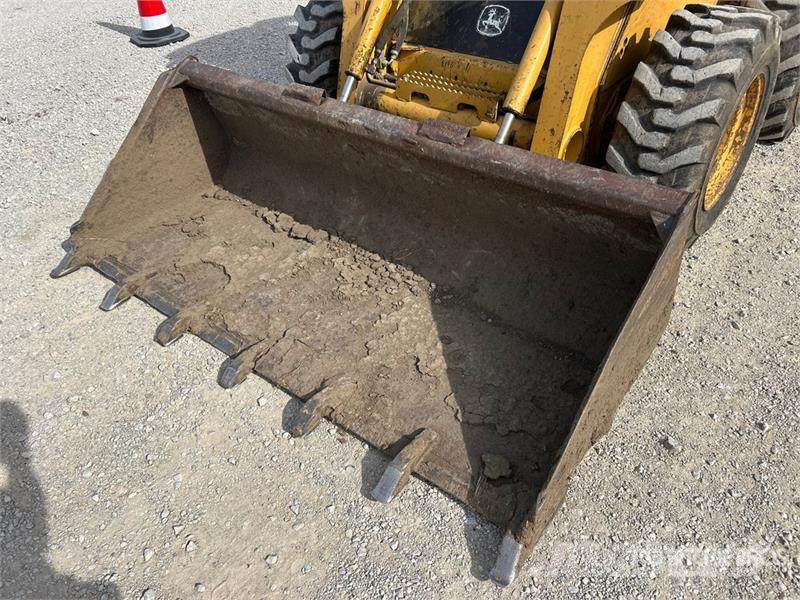 John Deere 250 Lietoti riteņu kompaktiekrāvēji