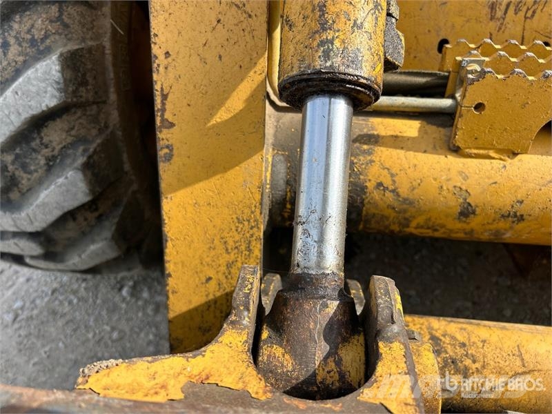 John Deere 250 Lietoti riteņu kompaktiekrāvēji