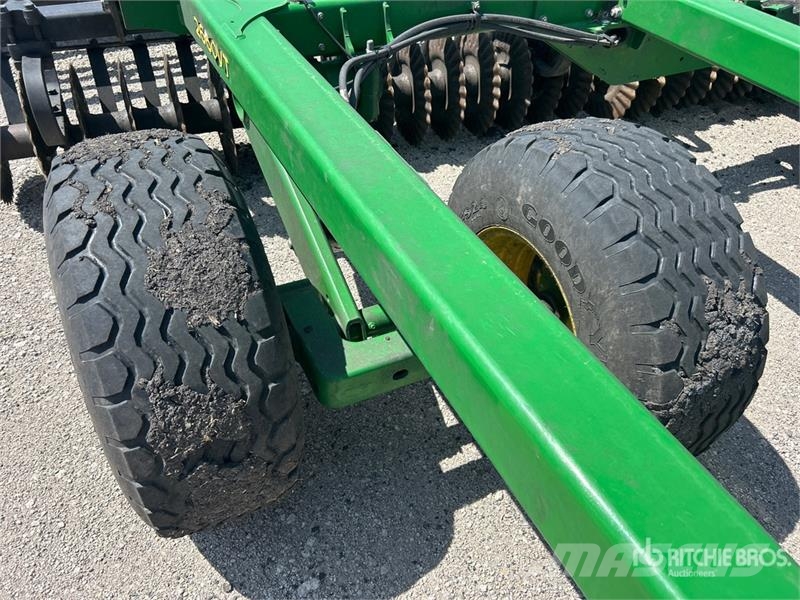 John Deere 2660 35 ft Vertical Disc Randaalid