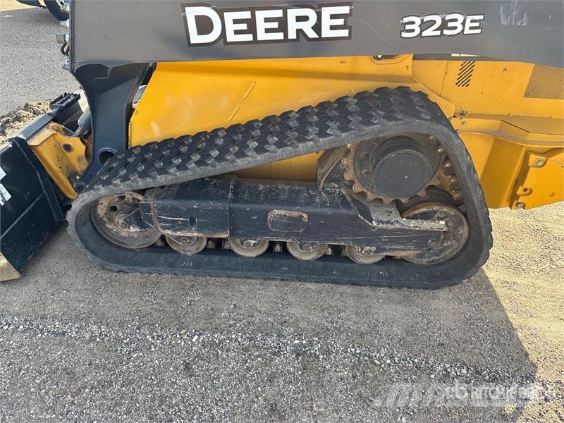 John Deere 323E Schrankladers