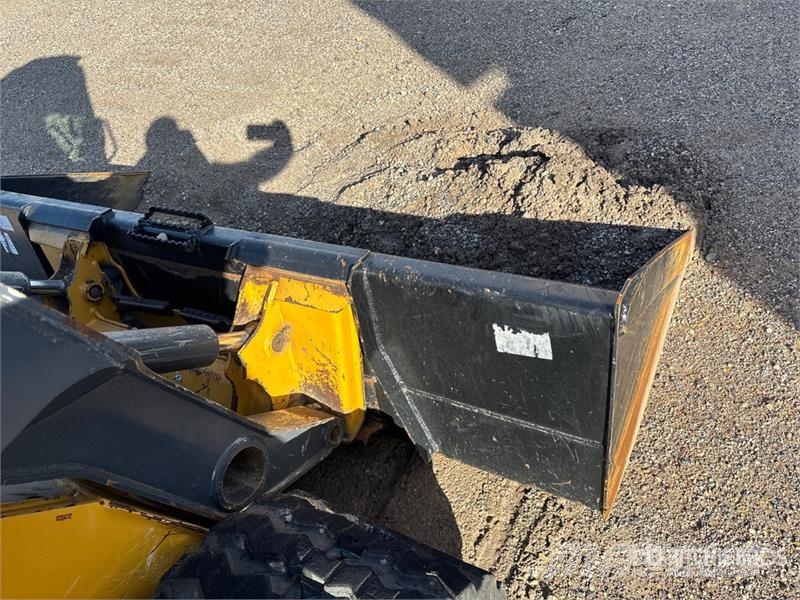 John Deere 323E Schrankladers