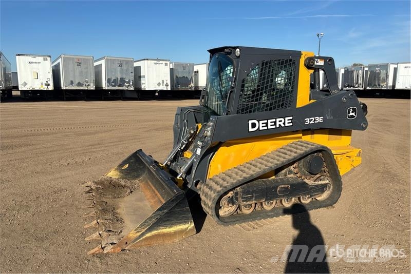 John Deere 323E Schrankladers