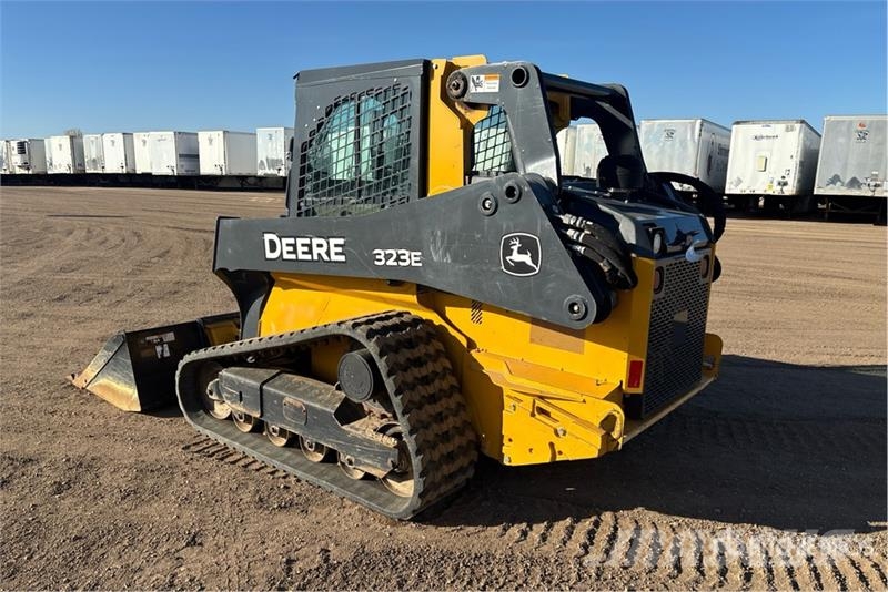 John Deere 323E Schrankladers