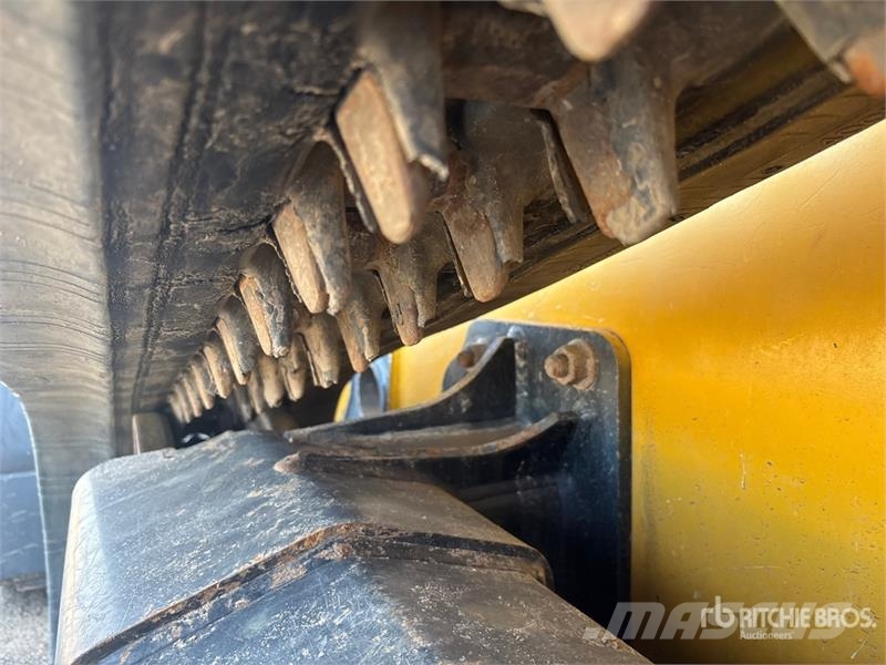 John Deere 323E Schrankladers