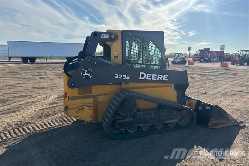 John Deere 323E Schrankladers