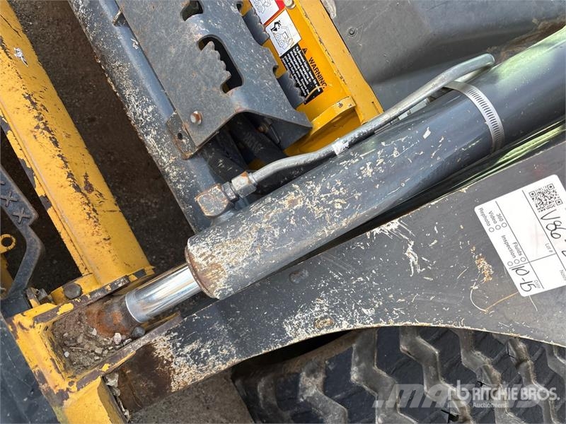 John Deere 323E Schrankladers