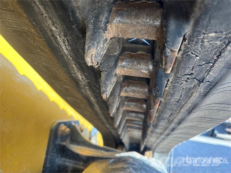 John Deere 323E Schrankladers