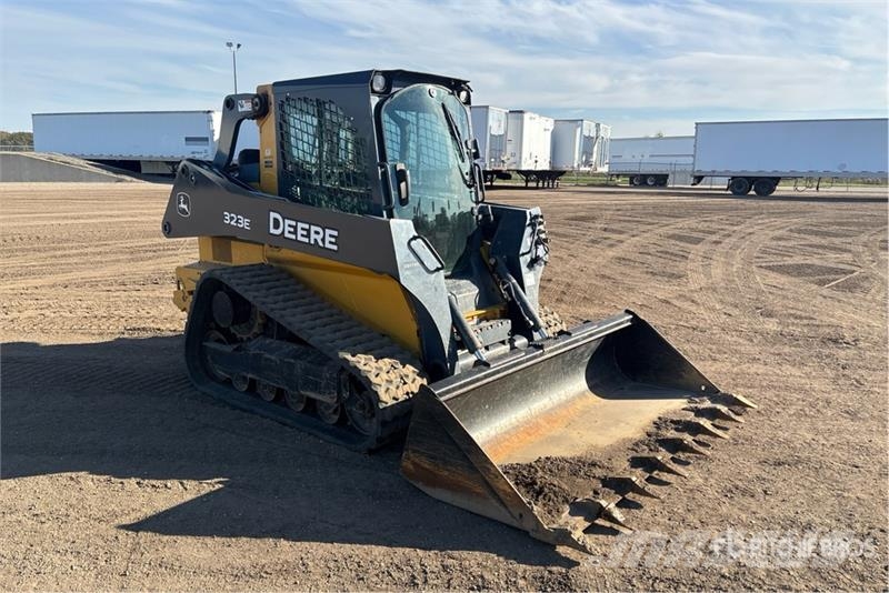 John Deere 323E Schrankladers