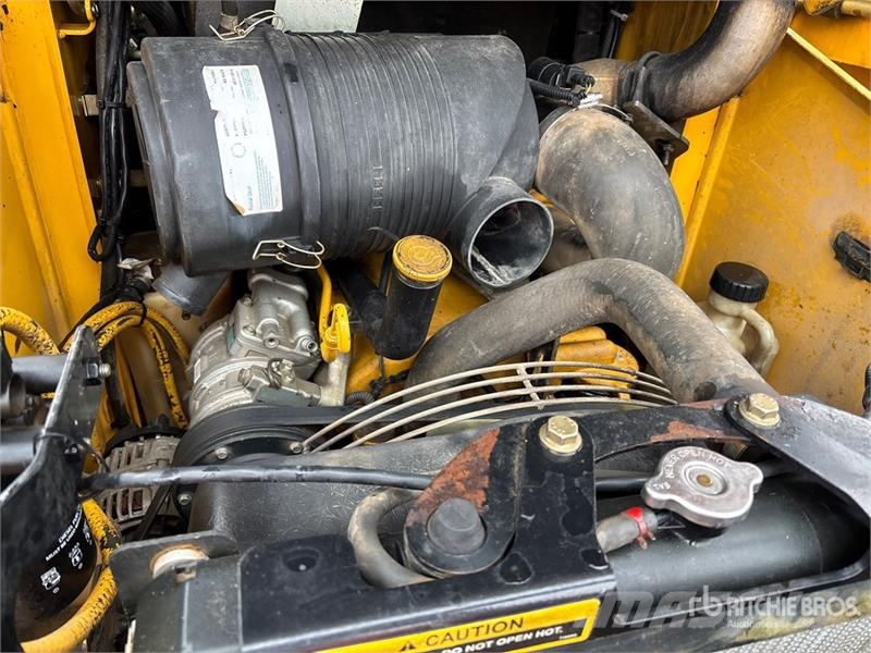 John Deere 325 Schrankladers
