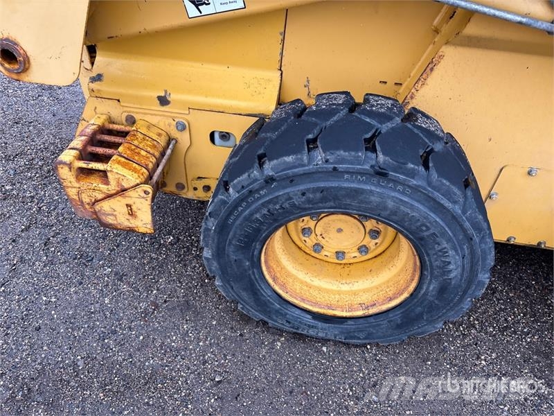 John Deere 325 Schrankladers