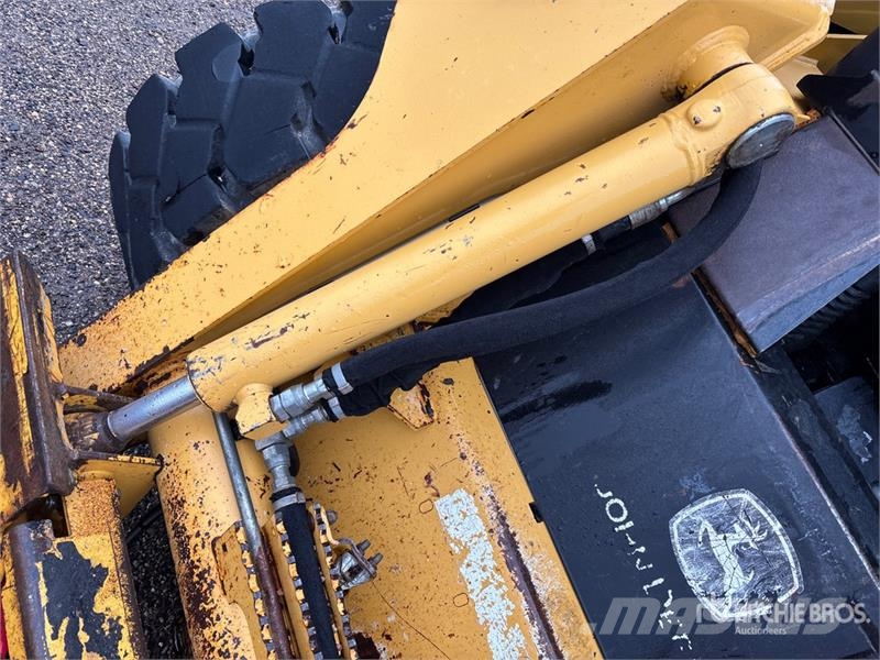 John Deere 325 Schrankladers