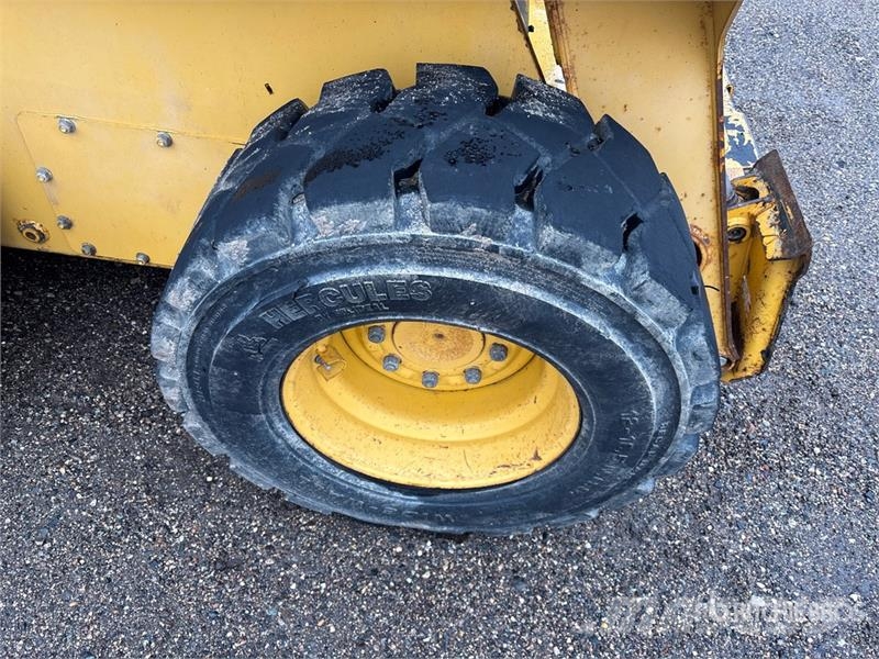 John Deere 325 Schrankladers