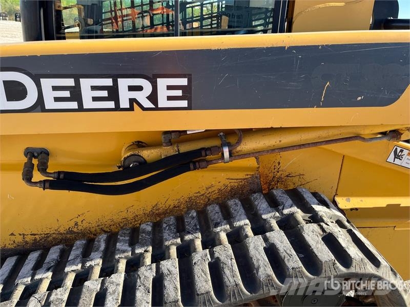 John Deere 332 Compact Track Loader 滑移轉向裝載機