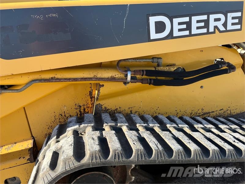John Deere 332 Compact Track Loader 滑移轉向裝載機