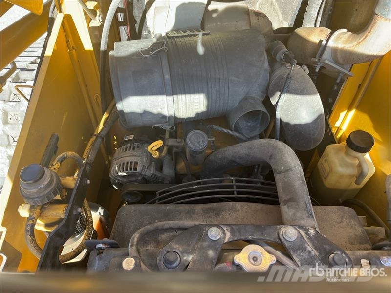 John Deere 332 Compact Track Loader 滑移轉向裝載機