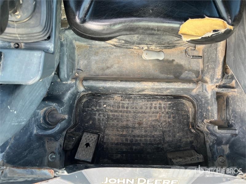 John Deere 333E لوادر انزلاقية التوجيه