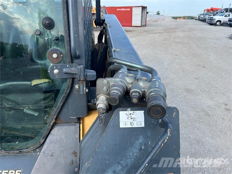 John Deere 333E لوادر انزلاقية التوجيه
