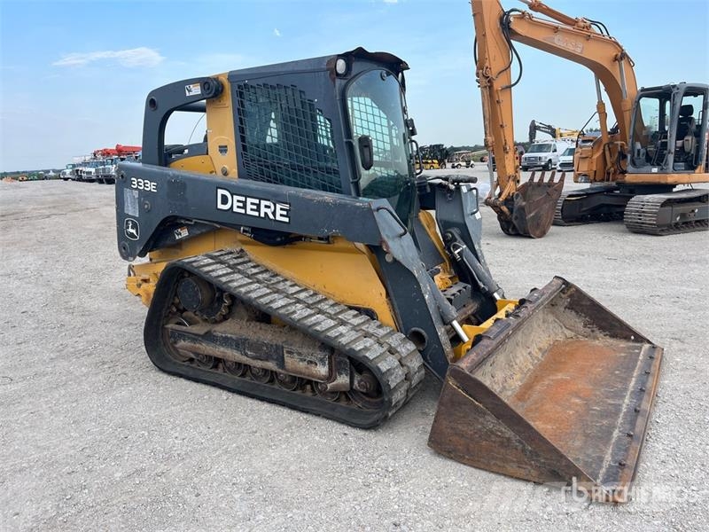 John Deere 333E لوادر انزلاقية التوجيه