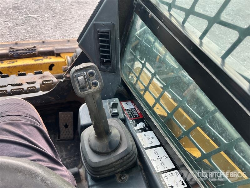 John Deere 333E لوادر انزلاقية التوجيه