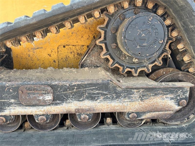 John Deere 333E لوادر انزلاقية التوجيه