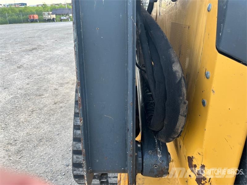 John Deere 333E لوادر انزلاقية التوجيه