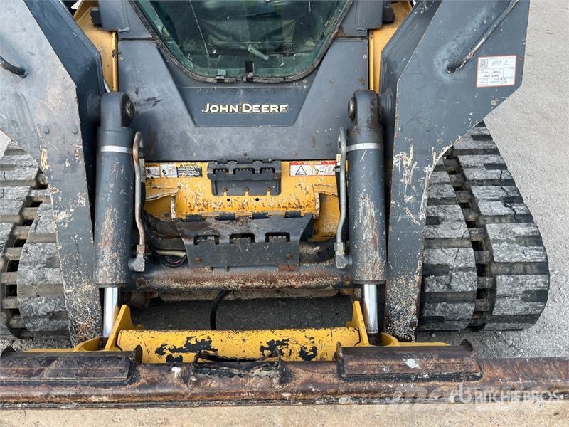 John Deere 333E لوادر انزلاقية التوجيه