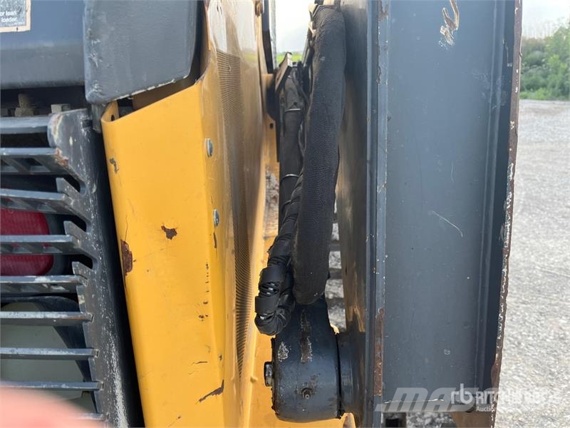 John Deere 333E لوادر انزلاقية التوجيه