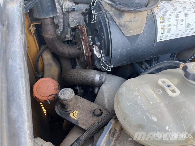John Deere 333E لوادر انزلاقية التوجيه