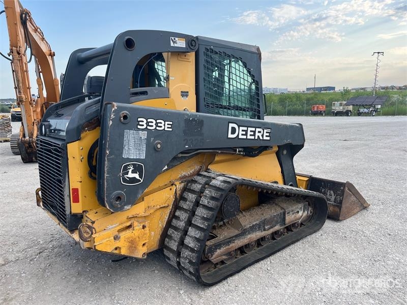 John Deere 333E لوادر انزلاقية التوجيه