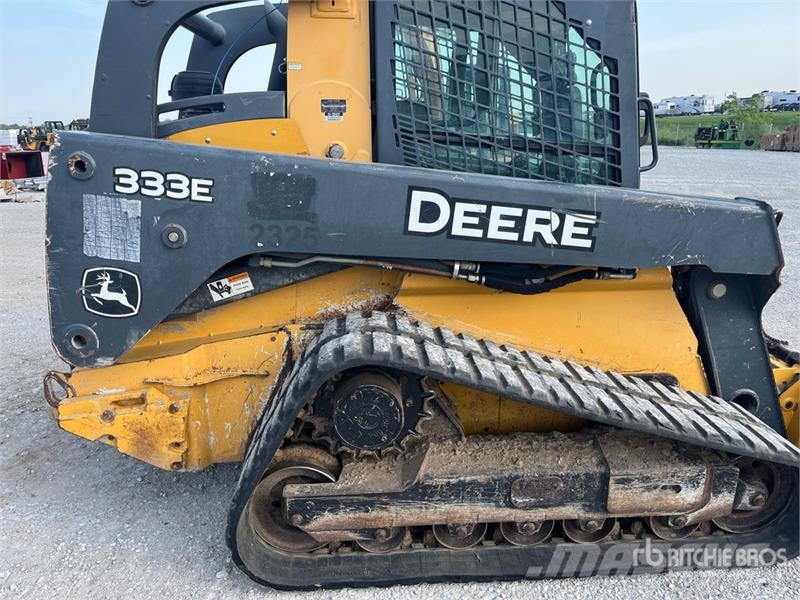 John Deere 333E لوادر انزلاقية التوجيه