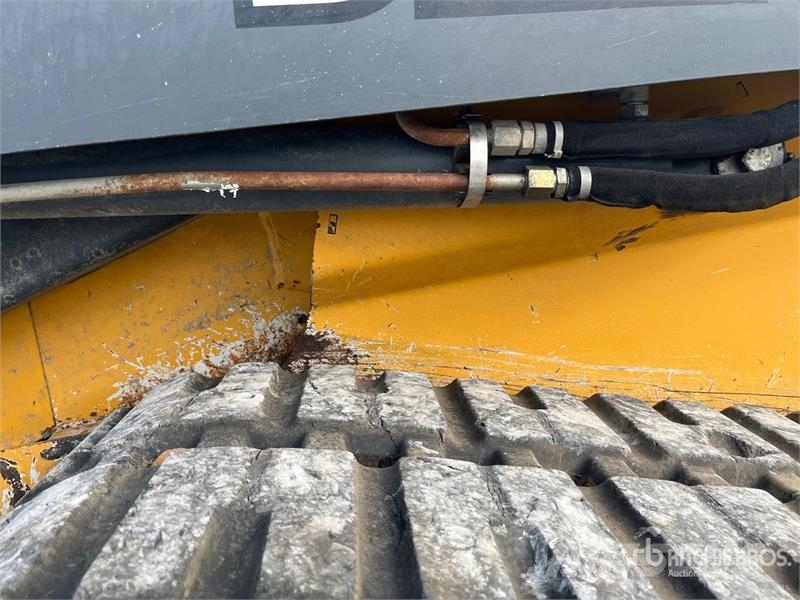 John Deere 333E لوادر انزلاقية التوجيه