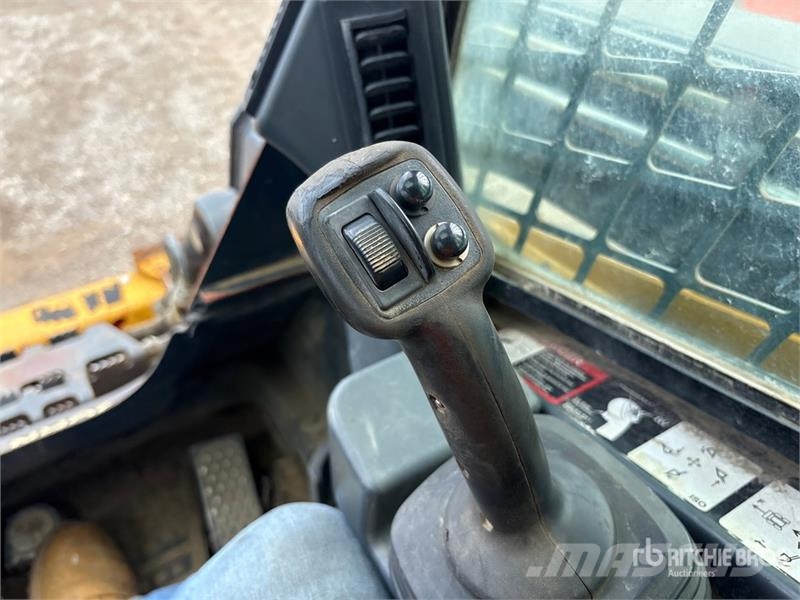 John Deere 333E Smykem řízené nakladače