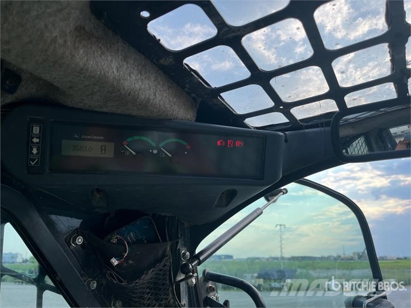 John Deere 333E لوادر انزلاقية التوجيه