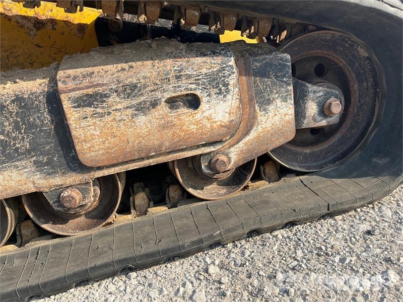 John Deere 333E لوادر انزلاقية التوجيه