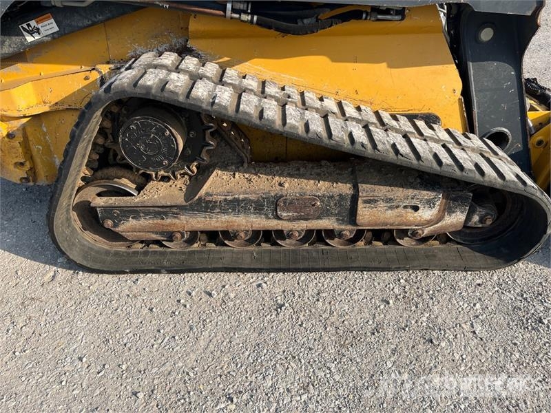 John Deere 333E لوادر انزلاقية التوجيه