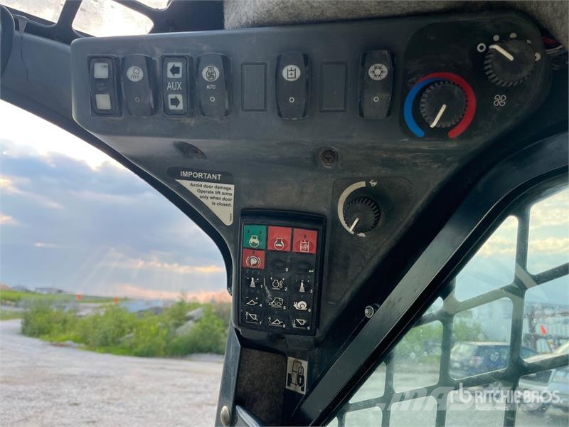 John Deere 333E لوادر انزلاقية التوجيه