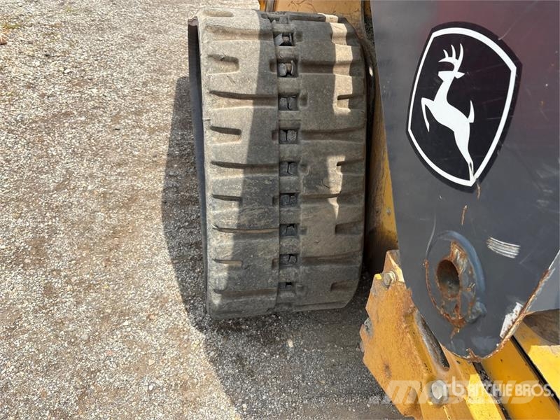John Deere 333E Smykem řízené nakladače