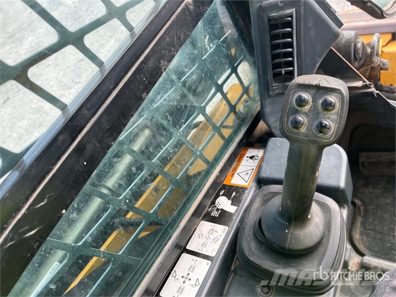 John Deere 333E لوادر انزلاقية التوجيه